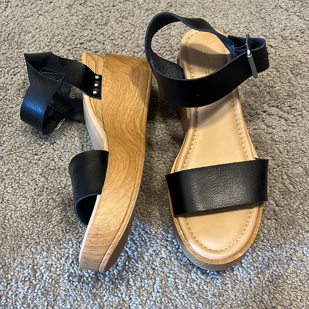 Universal Thread platform sandal size 8.5